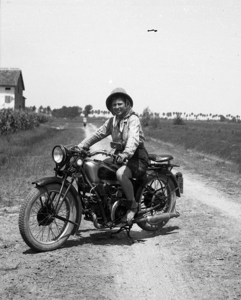 Mondina che si fa riprendere sulla moto, 1947 48 ca. Fondo Gasparini