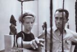 Monica Vitti e Michelangelo Antonioni davanti a un'opera di Alberto Giacometti