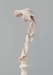 Nicola Samorì, La lingua (modello preparatorio), 2021, marmo bianco di Carrara, 140 x 50 x 40 cm (su base in pietra serena di 100 x 45 x 45 cm). Courtesy dell’artista & Monitor