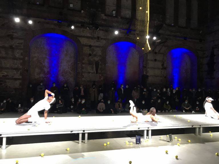 OGR Torino Throwing Balls at Night di Jacopo Miliani ph Claudia Giraud 11 1200x900 1 Art Week Torino: Jacopo Miliani trasforma le OGR in una ballroom. Tra Voguing e Balletti Russi