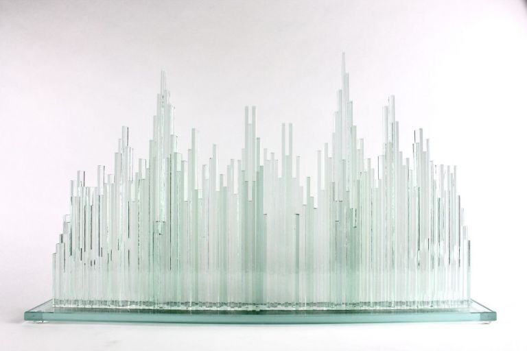 Ōki Izumi, Ritmo della città 3, 2019, vetro Industriale, cm 29x50x 6.5