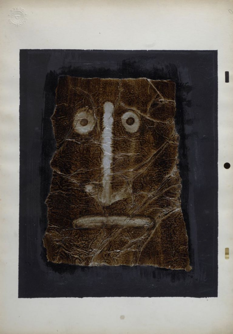 Pino Pascali, Maschera, 1965, Tempera e bitume su carta argentata applicata su cartoncino, Collezione privata, Conegliano© Pino Pascali