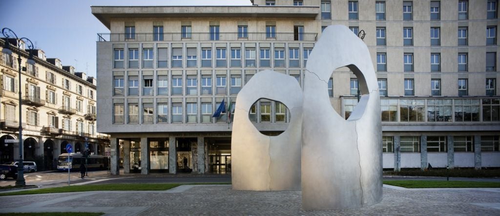 Rigenerazione urbana: a Torino Galleria Mazzoleni regala un’opera di Salvatore Astore alla città