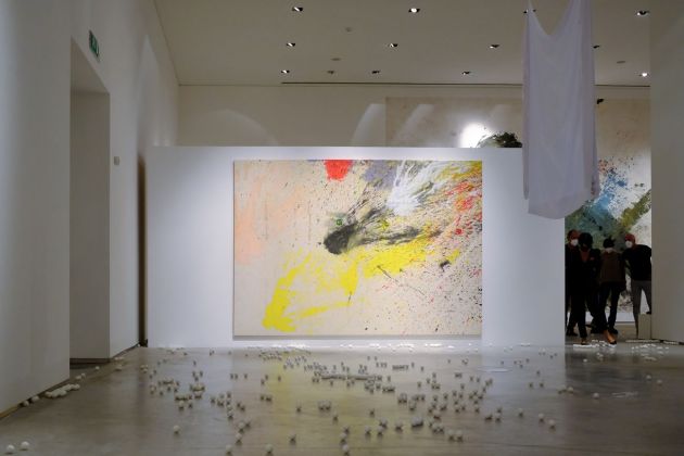 Shōzō Shimamoto. Grandi opere. Exhibition view at CIAC, Foligno 2021