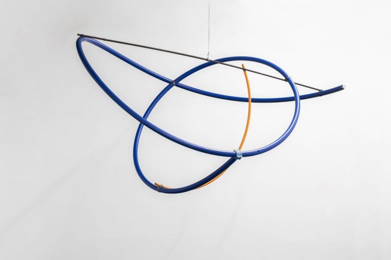 Stefano Comensoli_Nicolò Colciago, Tentativo di superamento del volo (Sigillo_07), 2020, polyethylene tube, gas tube, 280x220x150 cm. Courtesy the artists. Photo Luca Vianello