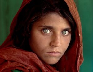 Sharbat Gula è rifugiata in Italia. Era la “ragazza afghana” fotografata da Steve McCurry