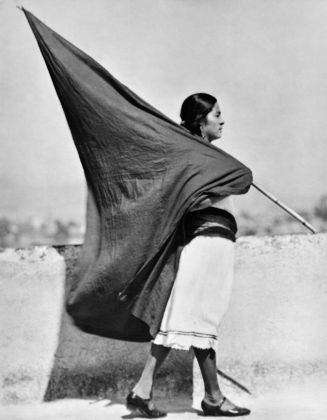 Tina Modotti, Donna con bandiera. Messico, 1928