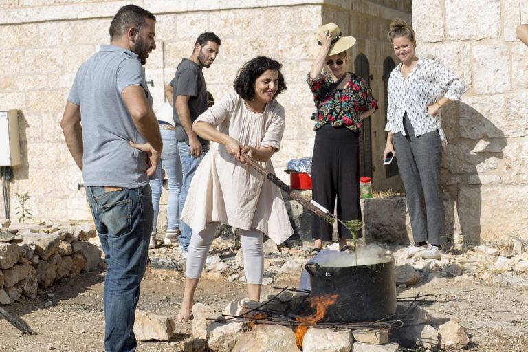 Vivien Sansour, Preparazione della Molokhia per il progetto Home a Dar Jacir, Betlemme, 2018 © Vivien Sansour. Palestine Heirloom Seed Library© Vivien Sansour. Palestine Heirloom Seed Library