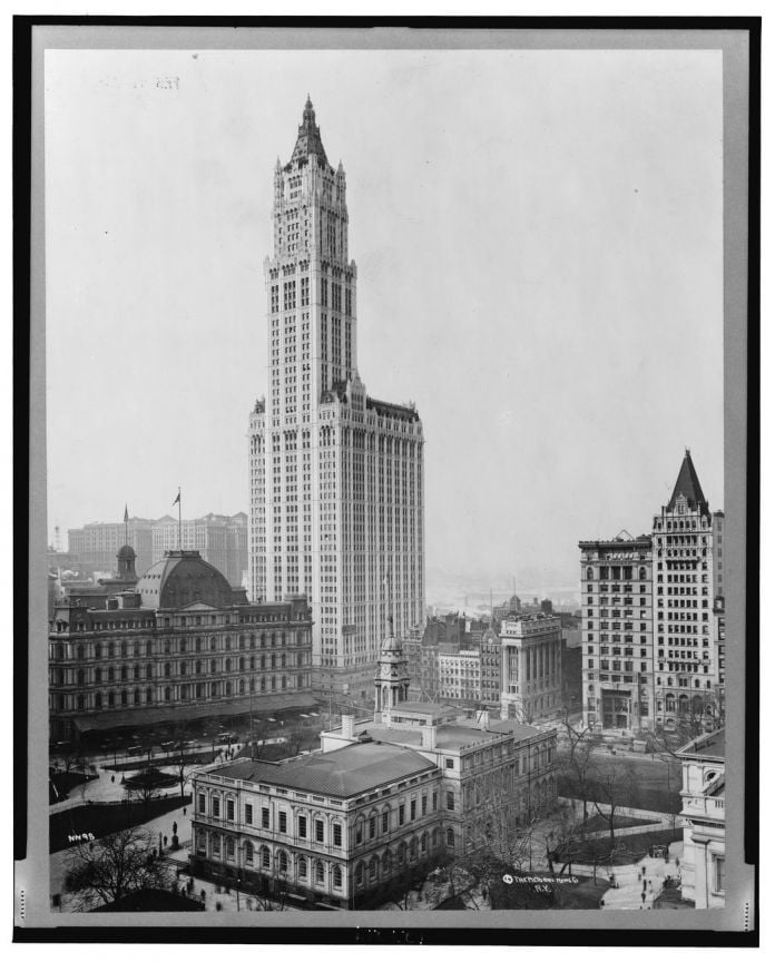 View of Woolworth Building and surrounding buildings, New York City. New York, 1913 ca. © Library of Congress, Washington View of Woolworth Building and surrounding buildings, New York City. New York, 1913 ca. © Library of Congress, Washington