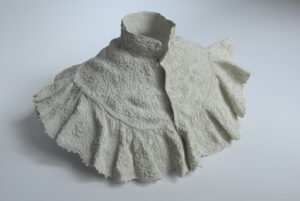 Rappresentare indumenti intimi in ceramica. L’arte della giapponese Masami Yamamoto