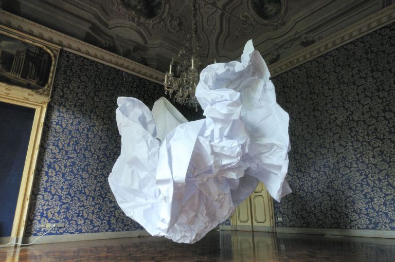 Alessandro Sciaraffa, Spazio liscio, 2008, carta, suono. Courtesy l’artista. Photo Laura Cantarella