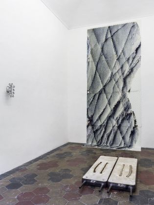 Alice Channer. Worms. Exhibition view at Quartz Studio, Torino 2021. Courtesy the artist & Quartz Studio. Photo Beppe Giardino
