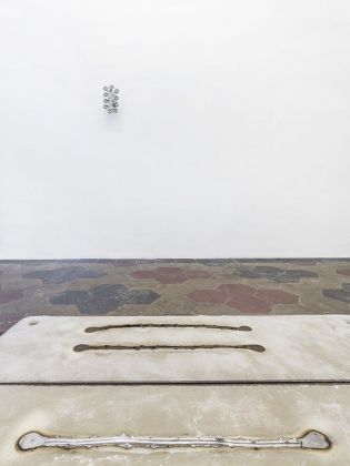 Alice Channer. Worms. Exhibition view at Quartz Studio, Torino 2021. Courtesy the artist & Quartz Studio. Photo Beppe Giardino