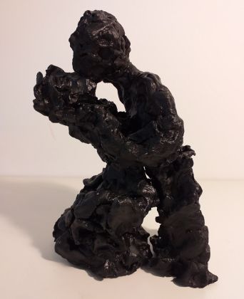 Angela Maria Piga, Bacio, 2018, terracotta, cm 28x18x12. Courtesy Maja Arte Contemporanea, Roma