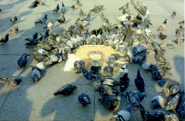 Anna Valeria Borsari, Rappresentazione, presentazione, azione, 1979, otto stampe fotografiche, documentazione fotografica dell'azione realizzata a Milano in Piazza del Duomo