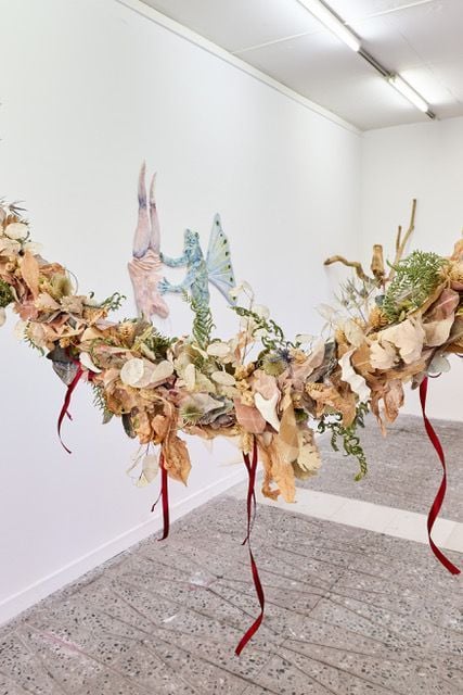 Folklore e natura si incontrano nella mostra di Beatrice Celli a Nizza