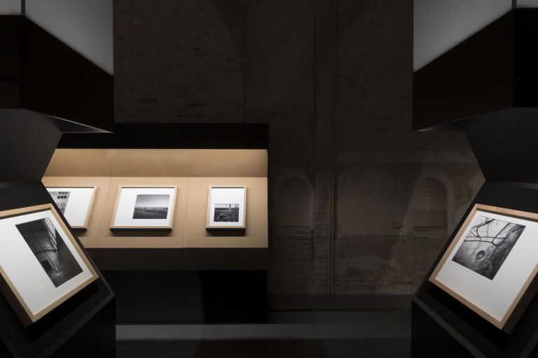 Carlo Vigni. L'industria della polvere. Exhibition view at Santa Maria della Scala, Siena 2021