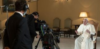 Dal set di Stories of a Generation con Papa Francesco