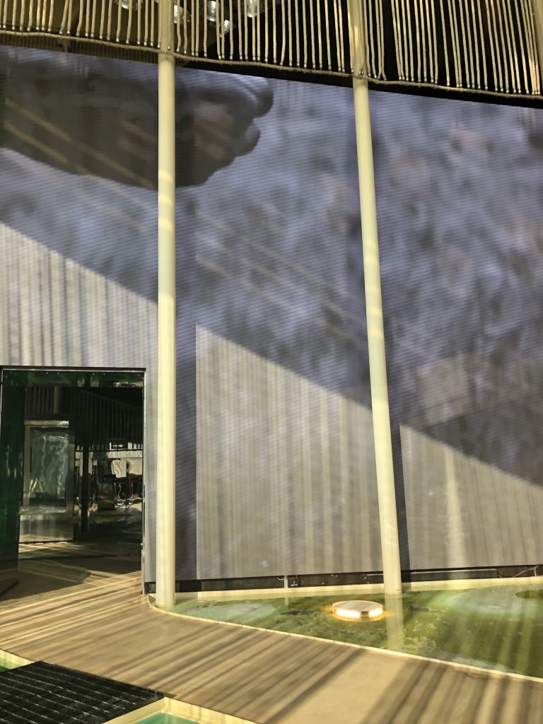 Dubai Expo, padiglione Italia, con vasche di spirulina e cortometraggio di Gabriele Salvatores con diversa luce proveniente dall'esterno, foto Giorgia Basili