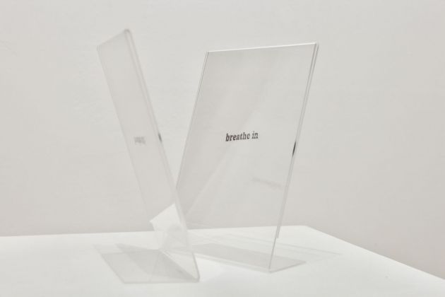Ermanno Cristini, Breathe (Olivia Op. 37 n.11), 2020, timbro in gomma su cornice fotografica in plexiglass, due elementi, 13x18 cm
