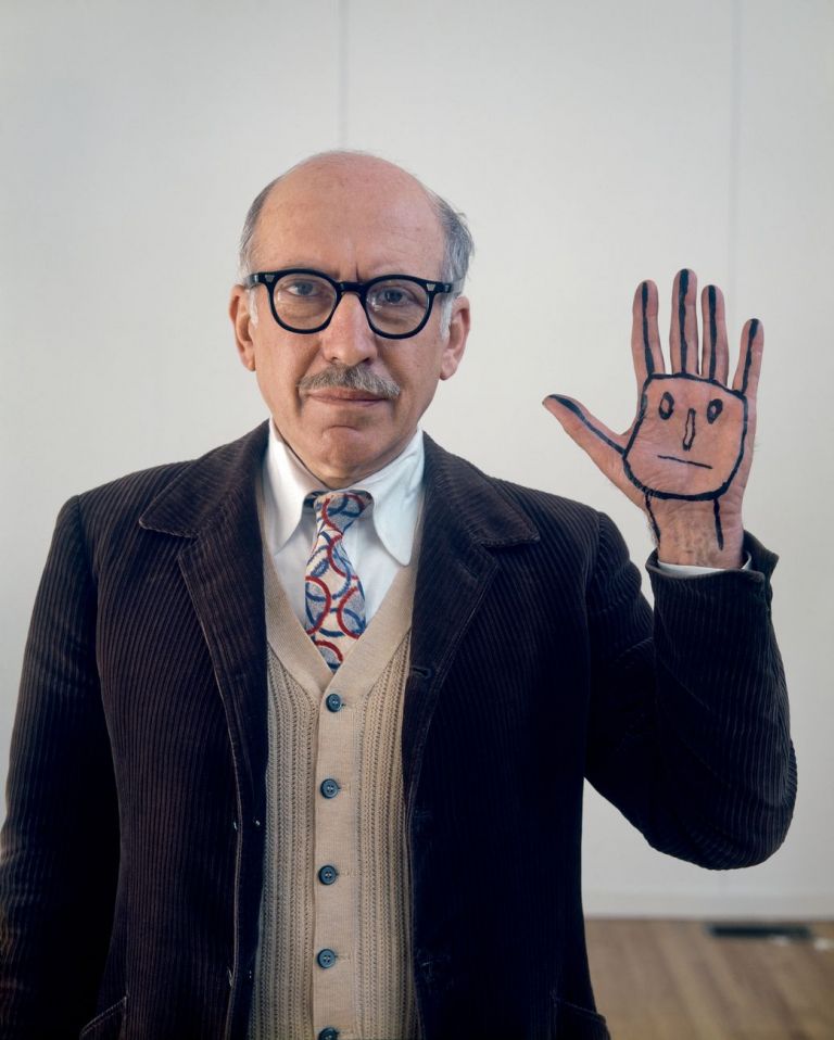 Evelyn Hofer, Saul Steinberg with his hand, New York 1978, © Estate of Evelyn Hofer