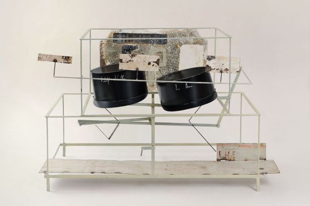 Francesco Bocchini, Le nozze di Eva e Adolf, 2010, meccanismo a basamento, vetro, lamiera di ferro,colore a olio, 60x44x61 cm