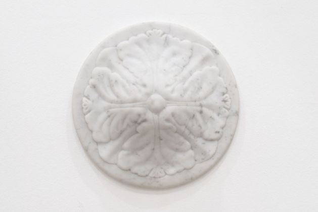 Giovanni de Cataldo, Gianni, 2018, fresa su marmo, 30x30x8 cm. Courtesy dell’artista e z2o – Sara Zanin Gallery. Photo Masiar Pasquali