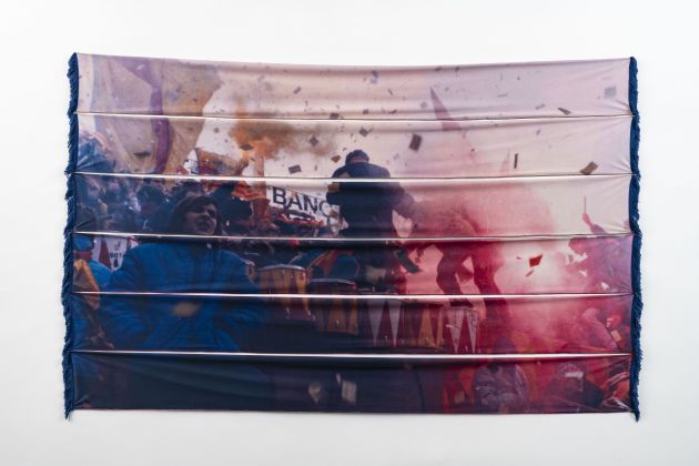 Giovanni de Cataldo, Santi e Peccatori, 2019, stampa su sciarpe di raso, 200x132 cm. Courtesy dell’artista e z2o – Sara Zanin Gallery. Photo Giorgio Benni