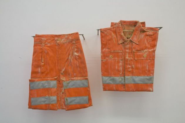 Giulia Piscitelli, Rischi minori, 2010, dettaglio, lattice su abiti da lavoro. Photo © Gilda Aloisi.
Courtesy Collezione Giuliani, Roma
