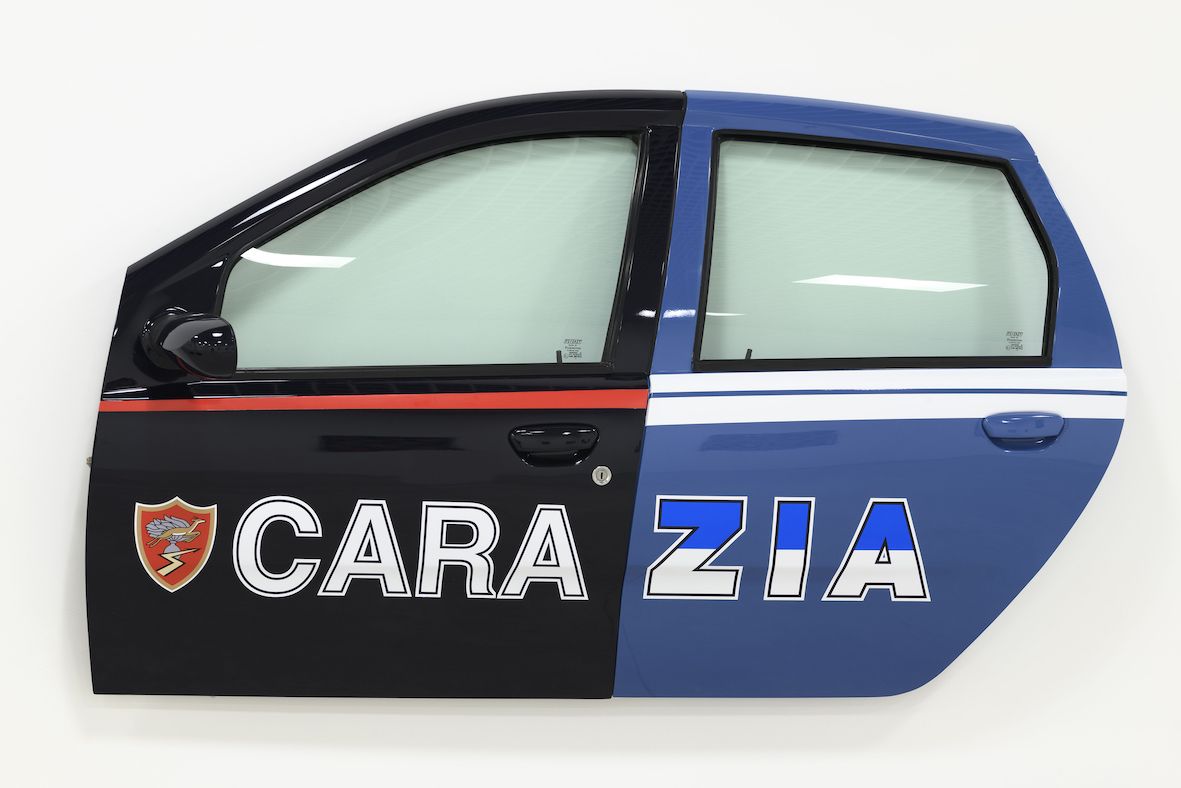 Giulio Delvè, Carazia, 2020, portiere delle auto di Carabinieri e Polizia. Photo © Giorgio Benni.  Courtesy l’artista