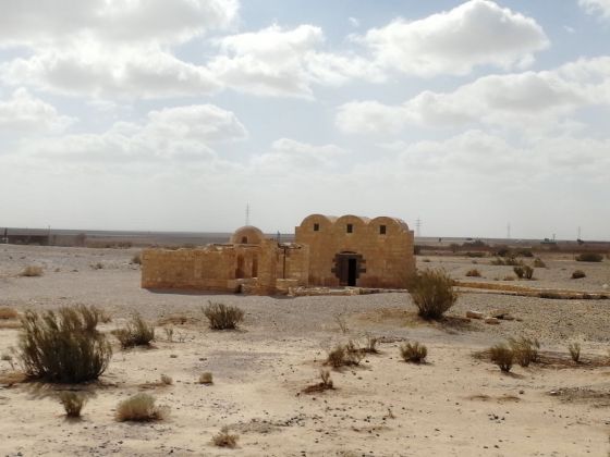 Il castello di Qusayr Amra nel deserto giordano
