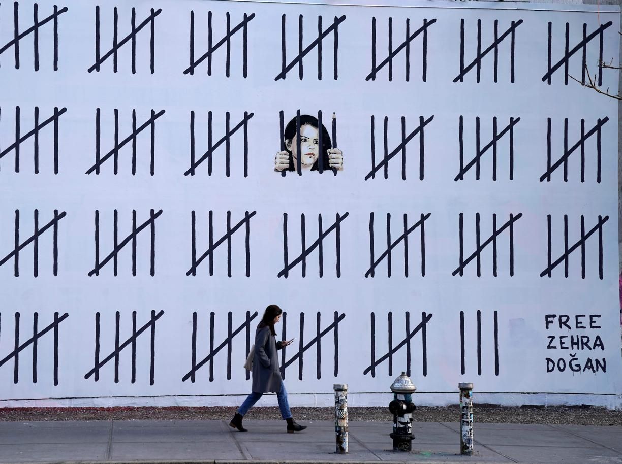 Il murale che Banksy ha dedicato a Zehra Dogan a New York nel 2018. Courtesy Prometeo Gallery, Milano