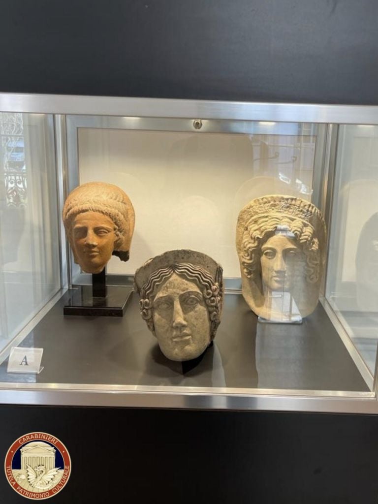 Il ritorno in Italia dagli USA di 200 pezzi archeologici trafugati. Courtesy Carabinieri TPC