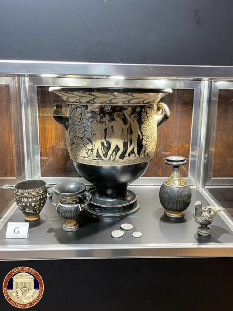 Il ritorno in Italia dagli USA di 200 pezzi archeologici trafugati. Courtesy Carabinieri TPC