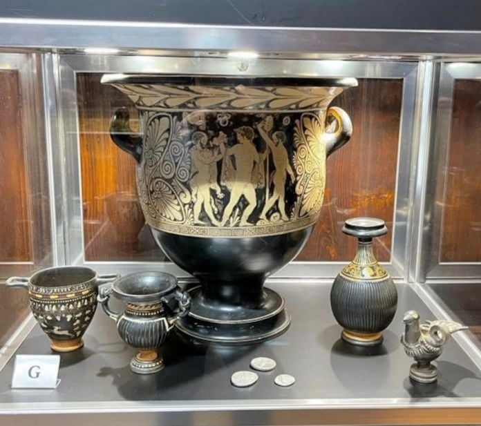 Il ritorno in Italia dagli USA di 200 pezzi archeologici trafugati. Courtesy Carabinieri TPC