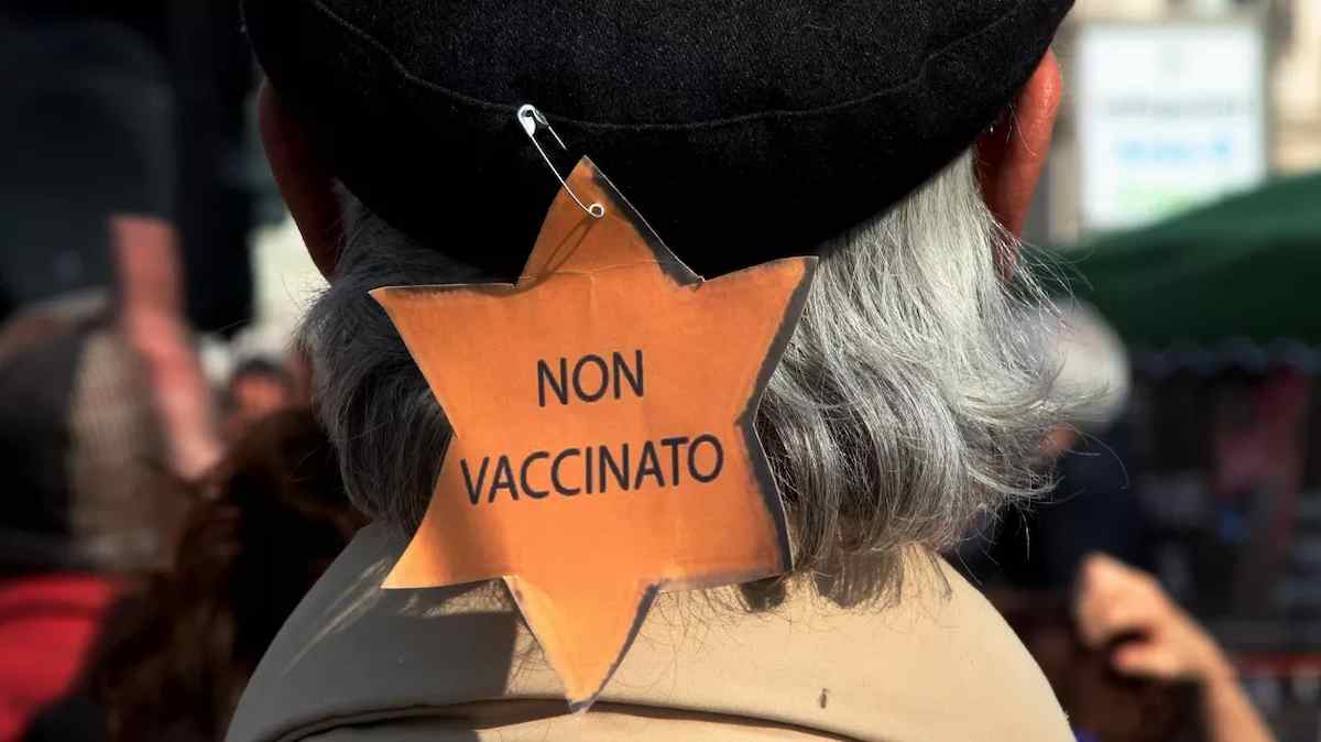 La stella di David divenuto macabro simbolo del No Vax ph. ANSA Si può essere al contempo intellettuali e attivisti No Green Pass?