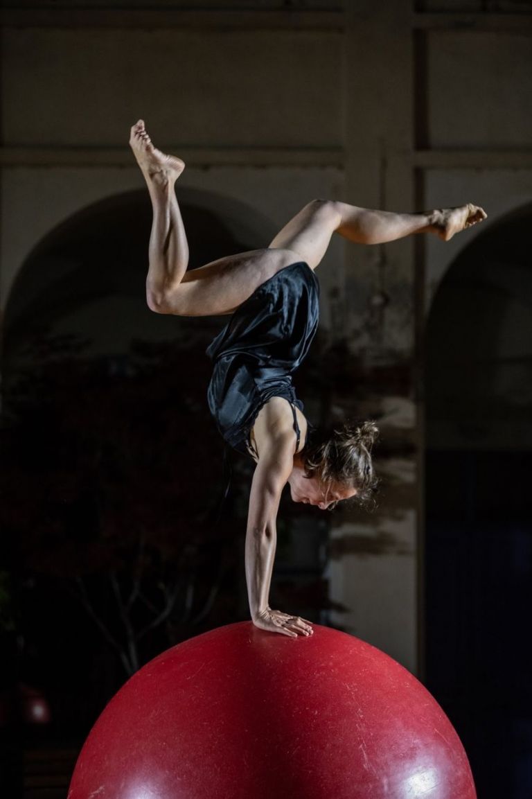 Lea Legrand, Lapso Cirk, La Chute. Photo © Andrea Macchia