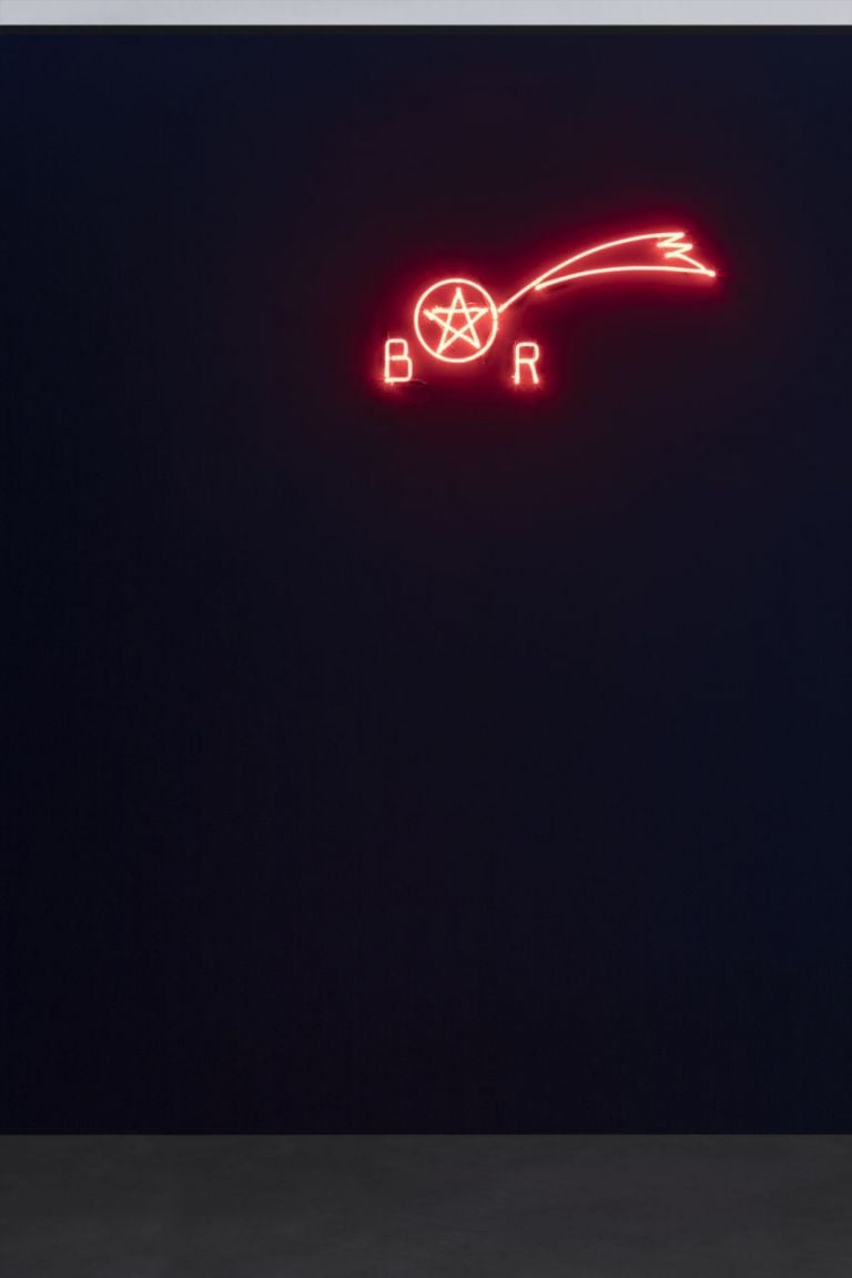 Maurizio Cattelan, Untitled (Christmas ‘95), 1995, neon rosso. Courtesy Galleria Enrico Astuni