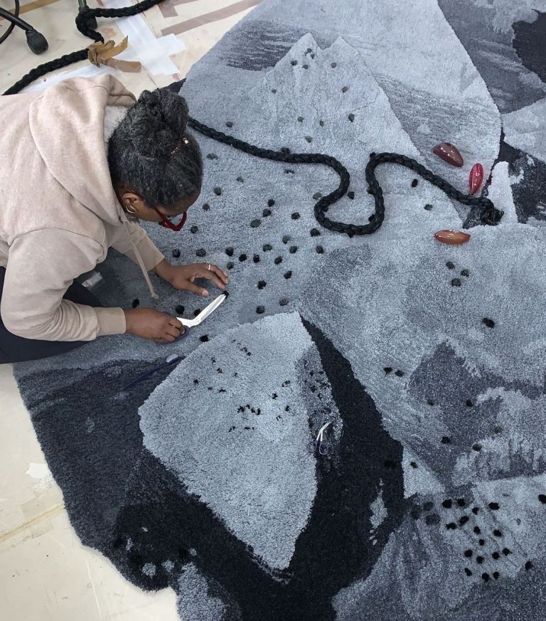 Otobong Nkanga nel suo studio, al lavoro per la mostra Castello di Rivoli, 14 luglio 2021. Courtesy Castello di Rivoli Museo d’Arte Contemporanea, Rivoli-Torino. Photo Marcella Beccaria