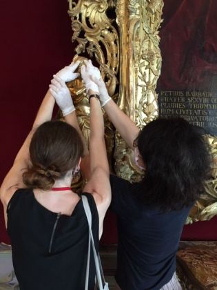 Percorso tattile. Tra ambienti e capolavori del Settecento a Ca' Rezzonico. Esplorazione della cornice lignea che celebra le doti morali del patrizio Pietro Barbarigo. Courtesy Fondazione Musei Civici di Venezia