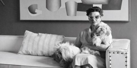 Peggy Guggenheim con i famosi occhiali e i cani