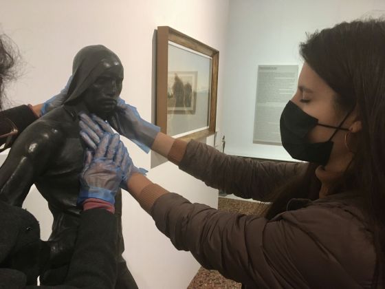 Percorso tattile. Le forme del moderno. Scultura a Ca' Pesaro. Esplorazione di Scaricatore di Costantin Meunier. Courtesy Fondazione Musei Civici di Venezia