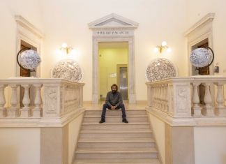 Pietro Ruffo sulla scala di ingresso della Biblioteca Apostolica Vaticana