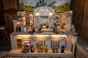 Presepe ispirato a Raffaello in Cappella Sistina. Grazie al mecenatismo della Fondazione Sacchetti