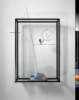 Rebecca Horn, Blue Butterfly, 2017, acciaio, vetro, pietra, pigmento blu, farfalla, bastoncini di ottone, matita blu, ciotola di vetro. Photo © Luciano e Marco Pedicini. Courtesy collezione privata, Napoli