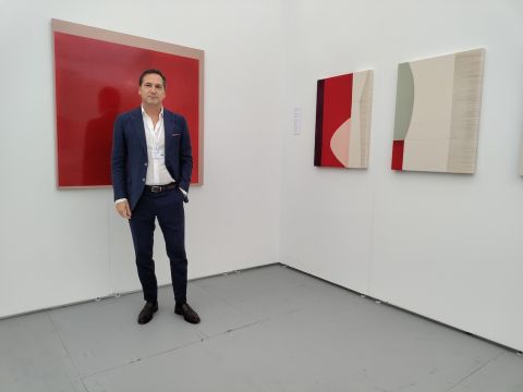 Lorenzo Ronchini nello stand della sua galleria a Untitled Miami Beach 2021. Photo: Maurita Cardone