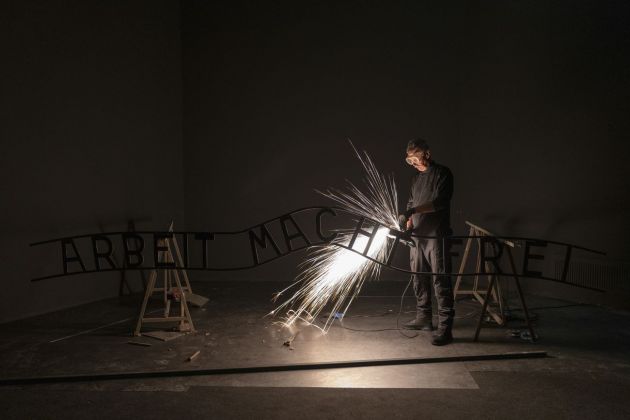 Tania Bruguera, Plusvalía, 2010, piproduzione di oggetto in scala 1.1, ferro battuto, utensili, performer. Courtesy l’artista. Photo Lorenzo Palmieri