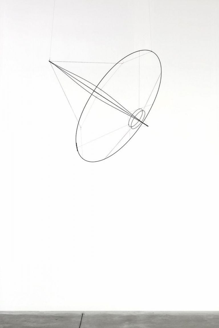 Tomás Saraceno, Radiatus, 2018, fibra di carbonio, corda di poliestere 0,05, corda di velluto nero, anelli di acciaio inossidabile. Courtesy Galleria Enrico Astuni