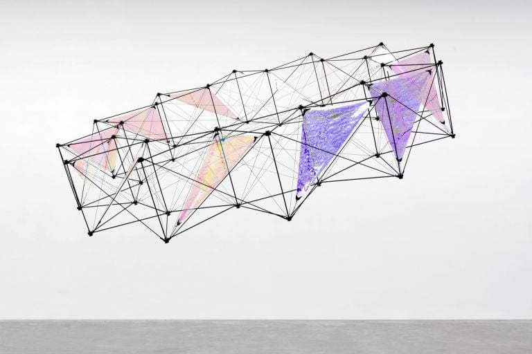 Tomás Saraceno, Ring Bell Helios, 2019, corda di poliestere, dacron, occhielli, lamina iridescente, fibra di carbonio, nylon. Courtesy Galleria Enrico Astuni