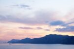 Veduta da Praiano sui Monti Lattari e i Faraglioni di Capri